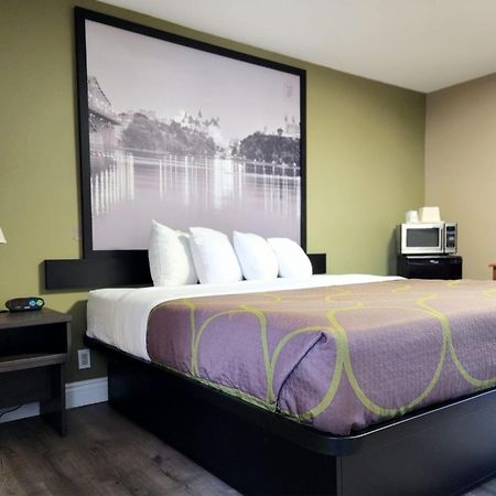 Super 8 By Wyndham Pembroke Hotel Luaran gambar